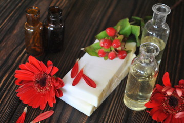 Mydła, olejki eteryczne i czerwone kwiaty