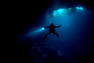 cenotes cave diving in the pit