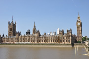 Fototapeta na wymiar Parlamento de Londres junto al Támesis