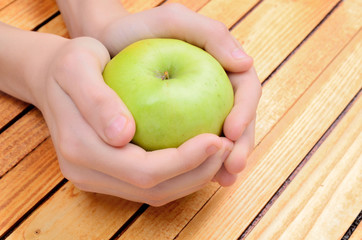 hand hold apple on table