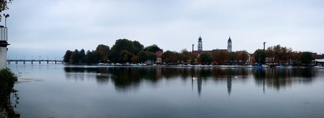 Naklejka premium Panorama der Lindau Insel im Herbst 