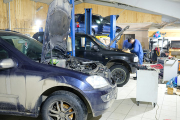 Obraz na płótnie Canvas Cars in car repair station