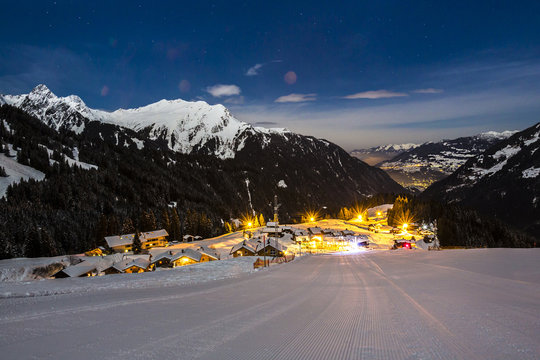 Skigebiet bei Nacht