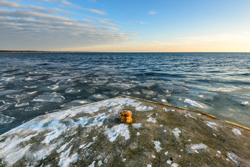 Zimowy krajobraz morski, morze Bałtyckie