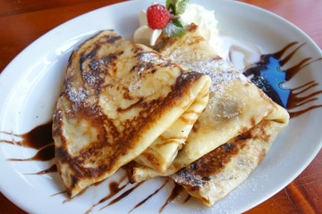 Pfannkuchen mit Schokolade, Sahne und Puderzucker