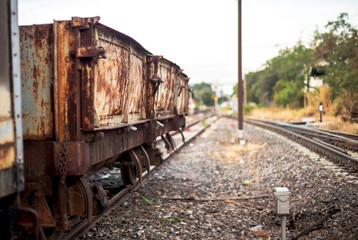 Obraz premium Vintage train On the tracks at an old container work for the sunset.