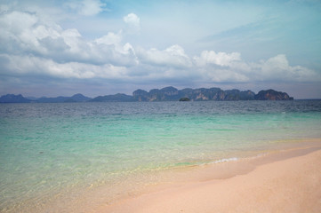 Fototapeta premium Island in Thailand (Krabi) has clean beaches, clear waters and b