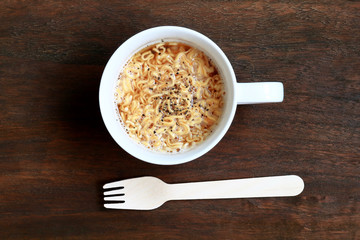 スープカップとインスタントラーメン