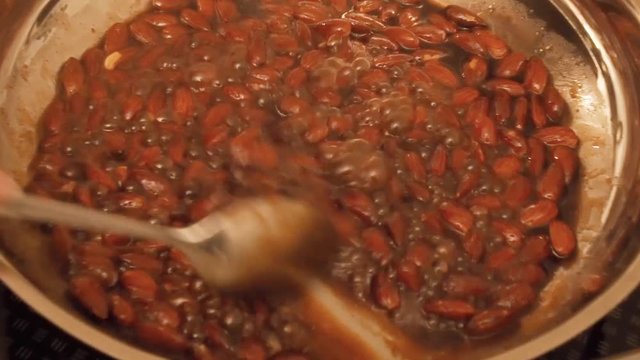 Mandeln r&ouml;sten in einer Pfanne