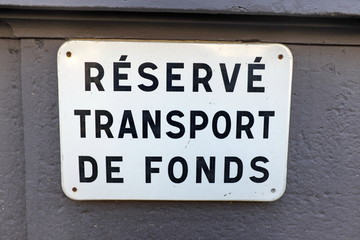 Réservé aux transports de fonds. Panneau sur une façade. 