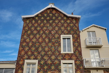 Maison ancienne aux briques vernissées