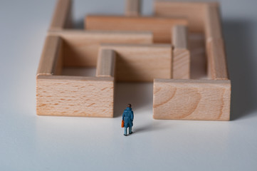 Mann mit Aktentasche, Weg in ein Labyrinth