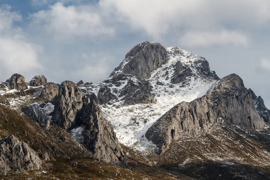 Pico Fontún con nieve en invierno. Montaña Leonesa, León, España.