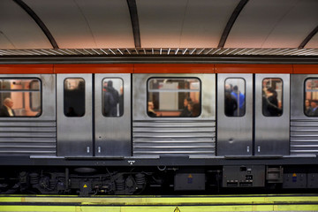 Obraz premium Pociąg metra czeka na stacji.