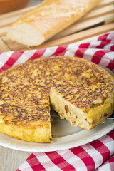 Tortilla española o de patatas ideal para el almuerzo, la cena o aperitivos