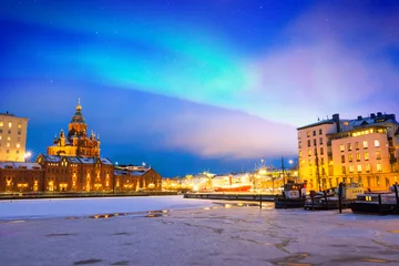 Foto op Plexiglas Noorderlicht over de bevroren oude haven in het district Katajanokka met de Uspenski-orthodoxe kathedraal in Helsinki, Finland © Delphotostock