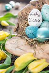 Blaugelbe Osterdeko