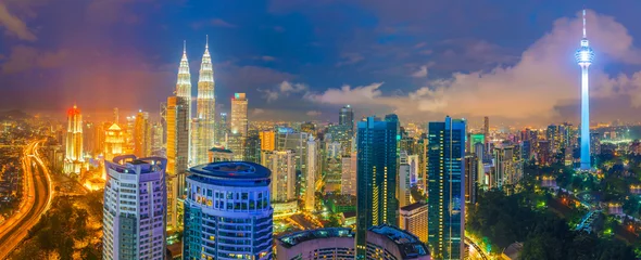 Foto op Canvas Skyline van de binnenstad van Kuala Lumpur in de schemering © f11photo