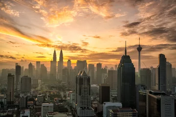 Zelfklevend Fotobehang Skyline van de binnenstad van Kuala Lumpur in de schemering © f11photo