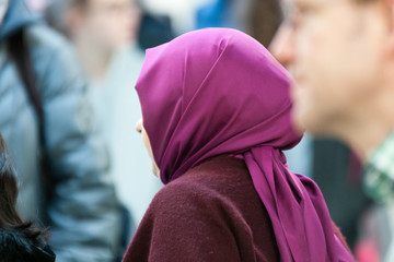 Frau mit Kopftuch (Hidschab)
