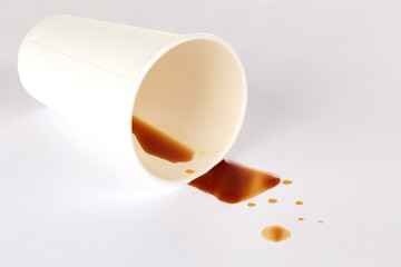 Kaffee aus dem Einwegbecher verschüttet