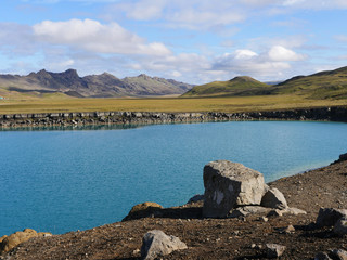 Der mit Wasser gefüllte Explosionskrater Graenavatn in Island © Dagmar Richardt