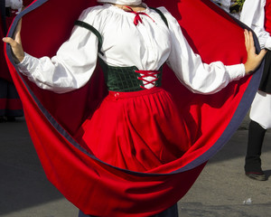 SELARGIUS, ITALIA - SETTEMBRE 8, 2013: Antico matrimonio selargino - Sardegna - dettaglio del costume tradizione del gruppo folk Santa Maria Bambina di Usini