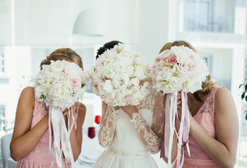Fototapeta na wymiar The bride with bridesmaids
