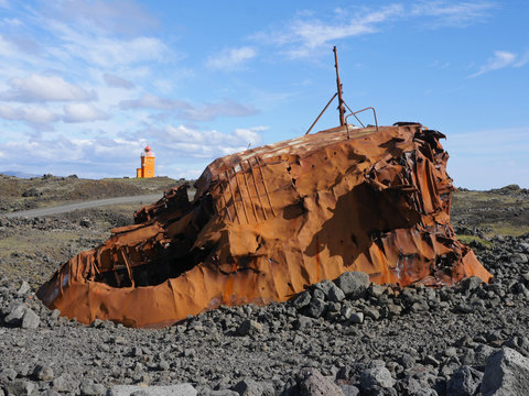 Schiffswrack und Leuchtturm auf der Halbinsel Hopsnes im S&uuml;dwest
