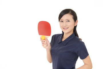 卓球のラケットを持つ女性