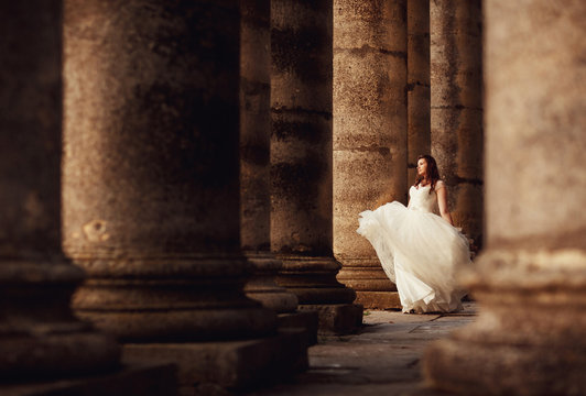 The bride standing between coloums