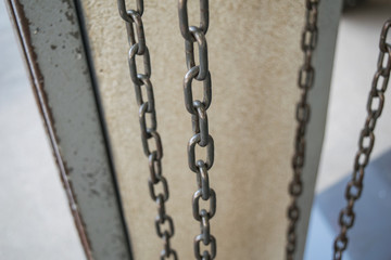 Obraz premium Closeup of old metal chain hanging