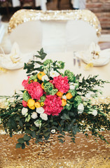 Obraz na płótnie Canvas Wedding flower arrangements on the table