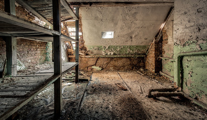 Fototapeta na wymiar Ruine - Blick in verfallenes Dachbodengeschoss