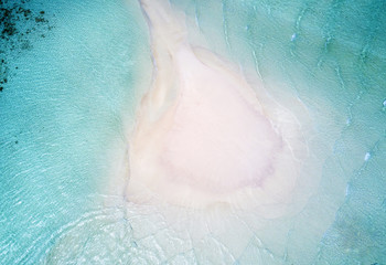 Sandbank mit türkisem Wasser auf den Malediven