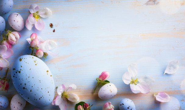 art Easter background with Easter eggs and spring flowers.