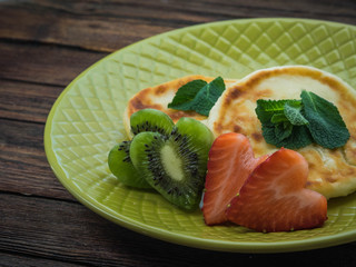 Cottage cheese pancakes with strawberry and kiwi
