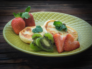 Cottage cheese pancakes with strawberry and kiwi