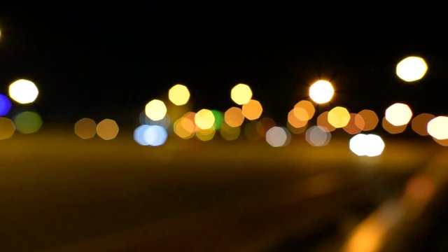 bunte Lichter, bewegt und unscharf, Strassenverkehr bei Nacht, defocus