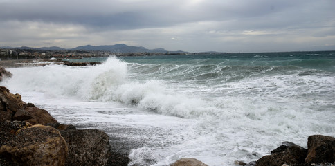 Vagues sur la côte d'azur