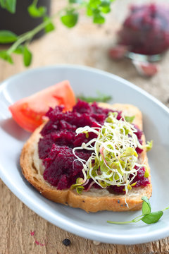 Brot mit Rote Bete mit Sprossen
