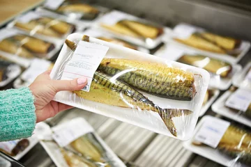 Crédence de cuisine en verre imprimé Poisson Buyer chooses smoked fish mackerel