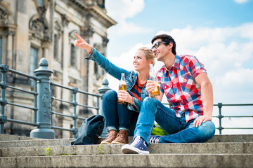 Touristen, Frau und Mann, genießen den Ausblick von einer Brücke auf der Museumsinsel in Berlin