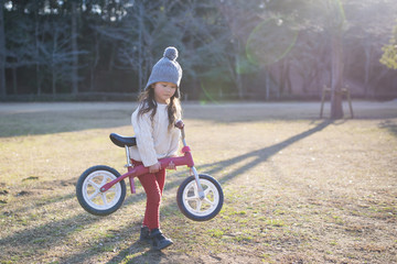 自転車を運ぶ女の子