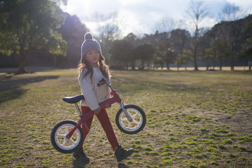 Fototapeta na wymiar 自転車を運ぶ女の子