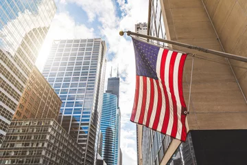 Foto auf Acrylglas Vereinigte Staaten USA-Flagge in Chicago mit Wolkenkratzern im Hintergrund