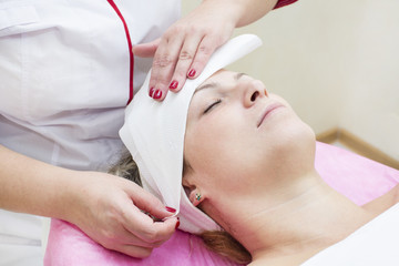 Obraz na płótnie Canvas Process of massage and facials in beauty salon 