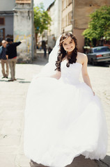 Naklejka premium Stylish bride in a white wedding dress