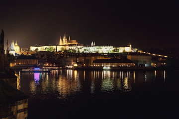 Fototapeta na wymiar night view of the lake and the Illuminated old town