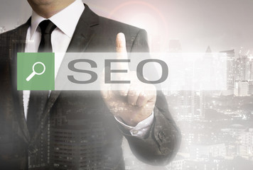 SEO Browser mit Geschäftsmann und Stadt Konzept